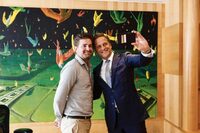 Hugo de Jonge en zijn broer Jakob - Bizar is dat het schilderij van Auschwitz op de achtergrond gemaakt is door zijn broer Jakob!